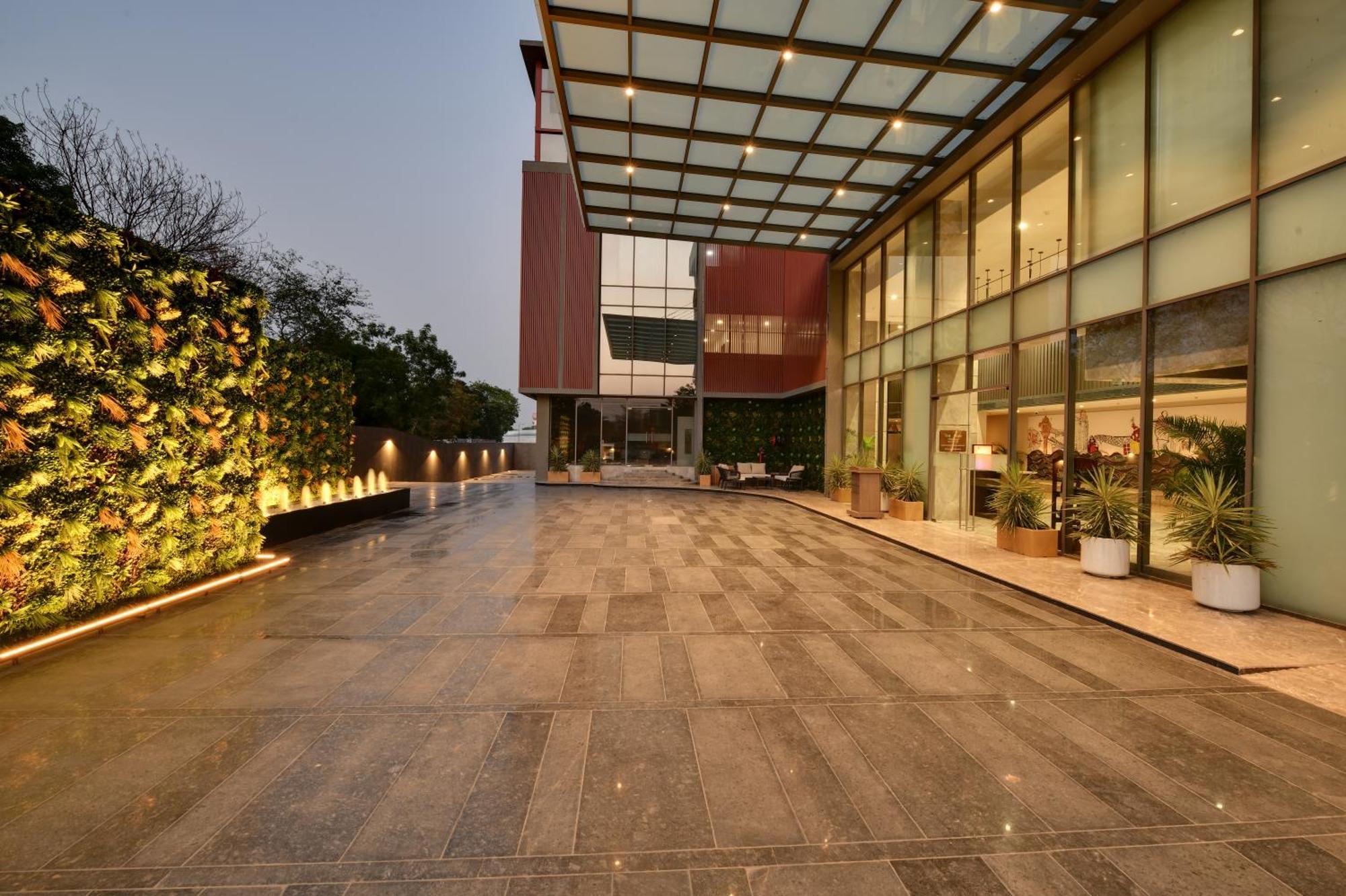Hotel The Fern Residency, Gandhinagar Esterno foto