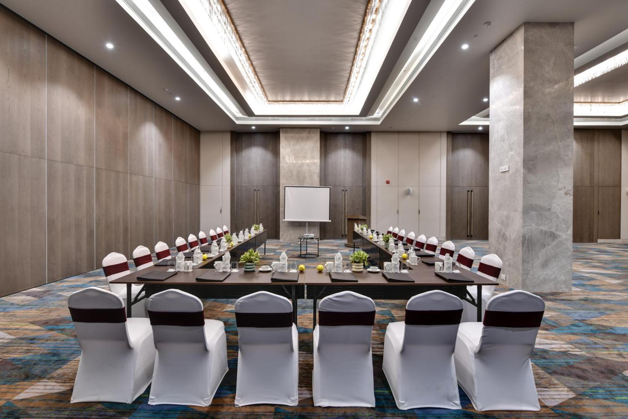 Hotel The Fern Residency, Gandhinagar Esterno foto